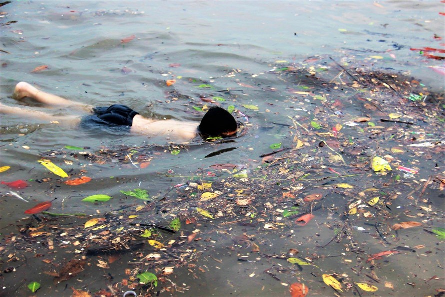 Trẻ ngụp lặn bơi trong rác biển ở Hạ Long