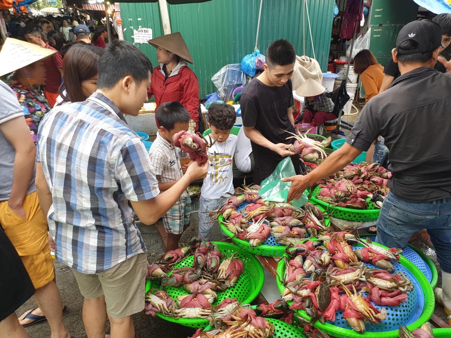 Ngày cuối kỳ nghỉ, du khách đổ xô về chợ Hạ Long mua hải sản