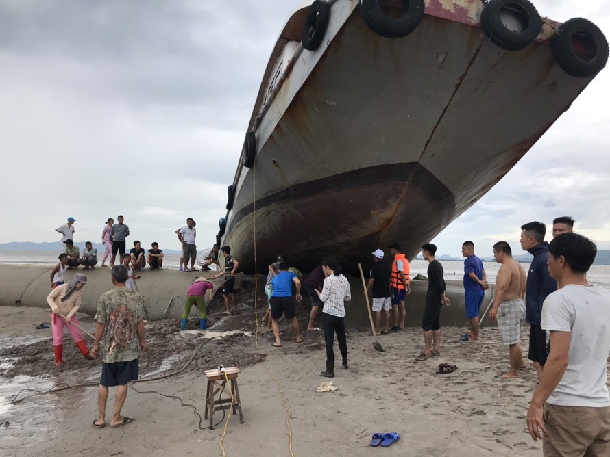Vào đêm 1/8, khi chạy vào bờ tránh trú bão, tàu khách Hoàng Vi 1 ở Quan Lạn (Quảng Ninh), đã... leo lên đê bao của một dự án lấn biển.