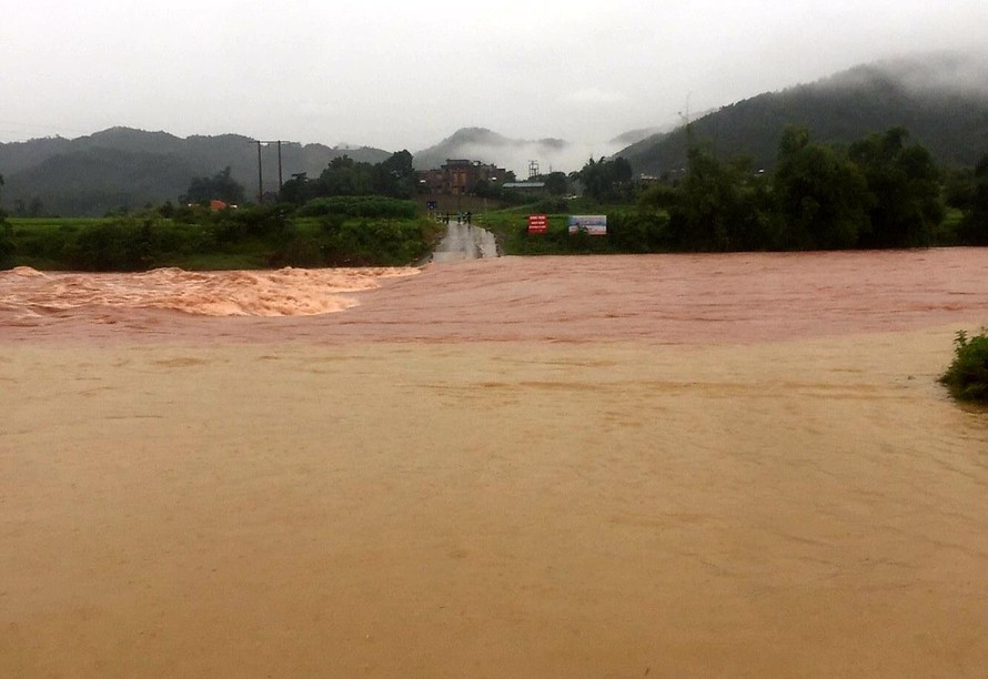 Lũ đang lên nhanh ở vùng cao Quảng Ninh gây ngập lụt, chia cắt nhiều xã
