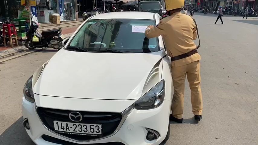 Quảng Ninh ghi hình, dán thông báo phạt tài xế đỗ xe không đúng quy định