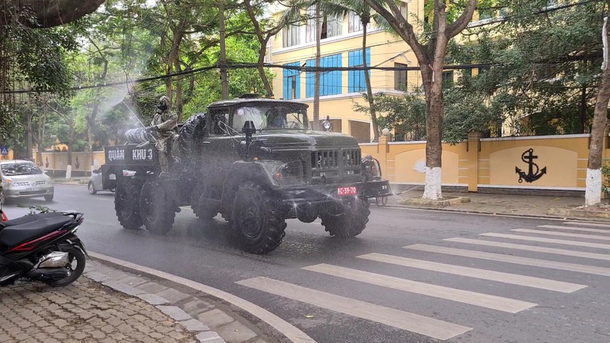 Quân đội phun khử trùng đường phố Hải Phòng