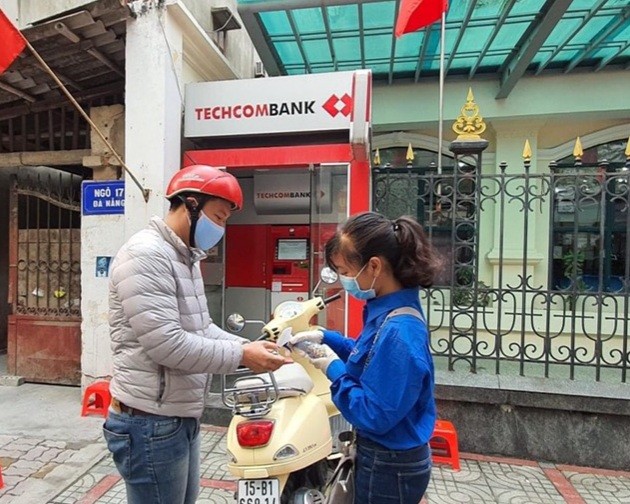Thanh niên Hải Phòng nhắc người dân giữ khoảng cách, rửa tay sát khuẩn tại cây ATM