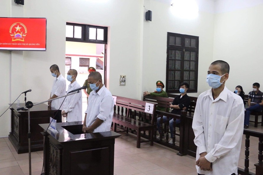 Bốn thanh niên ngồi tù vì hành hung lực lượng chống dịch COVID-19