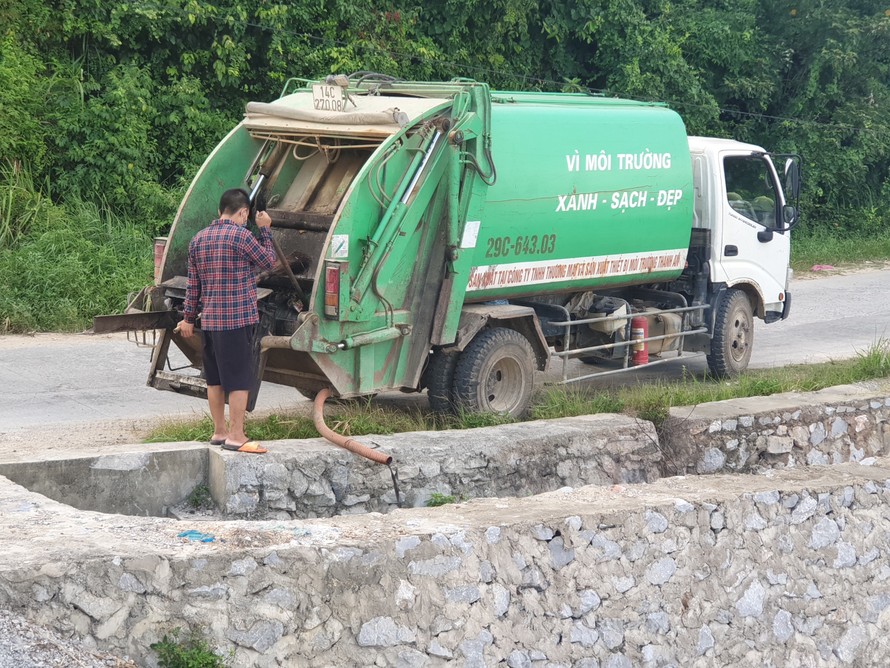 Xe dán tên công ty môi trường đổ trộm chất thải ở 'đảo ngọc' Cô Tô