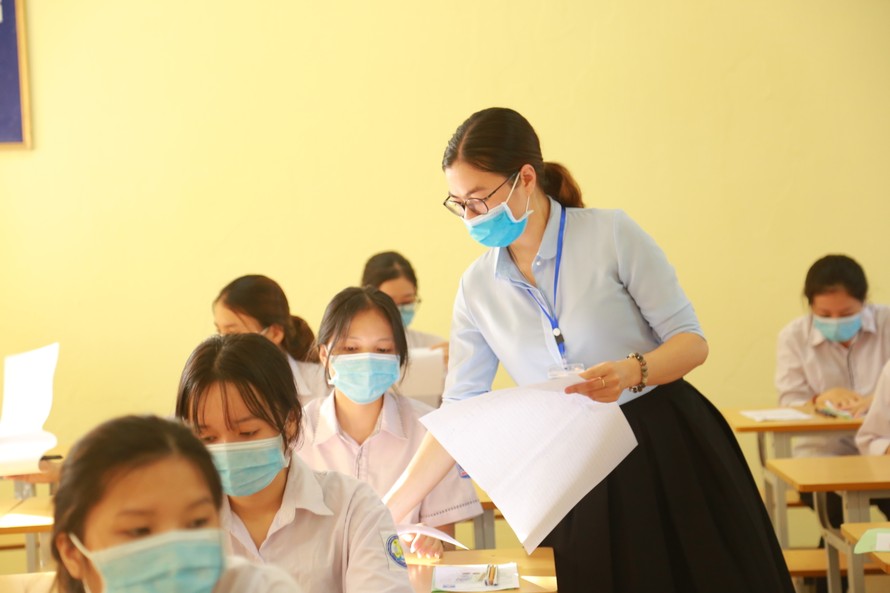 Sỹ tử ở Quảng Ninh phải ngồi chờ vì thiếu đề thi