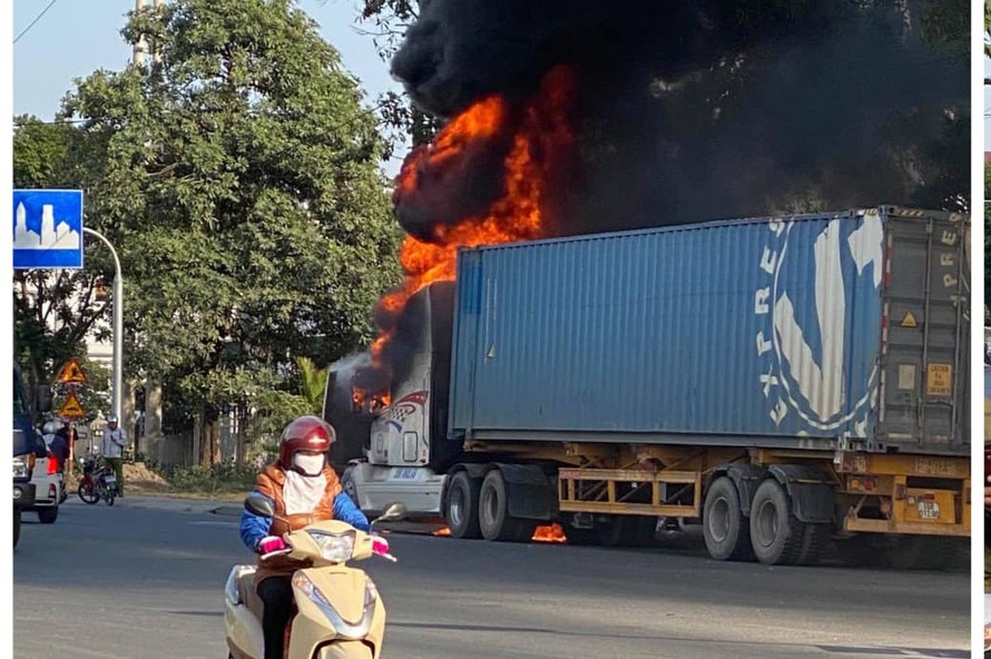 Quảng Ninh: Xe container bất ngờ cháy ngùn ngụt trên quốc lộ