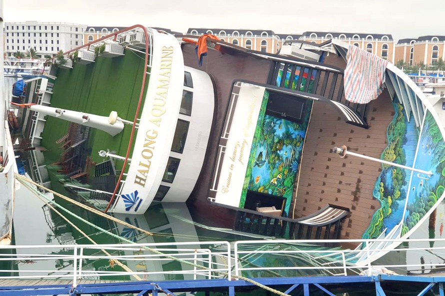 Du thuyền tiền tỷ bất ngờ lật nghiêng khi đang neo đậu ở cảng Tuần Châu
