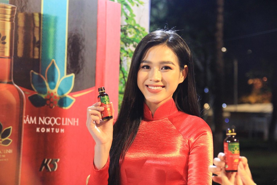Sau khi thưởng thức sản được chiết xuất từ sâm Ngọc Linh K5, hoa hậu Đỗ Thị Hà cho biết rất thơm ngon, vị ngọt dịu nhẹ