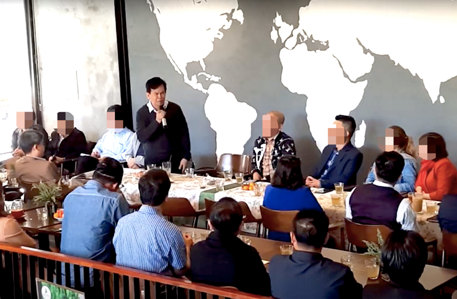 Ông Đặng Thanh Nam phát biểu trước nhiều doanh nghiệp tại quán cà phê Bạch Dương. Ảnh cắt từ YouTube