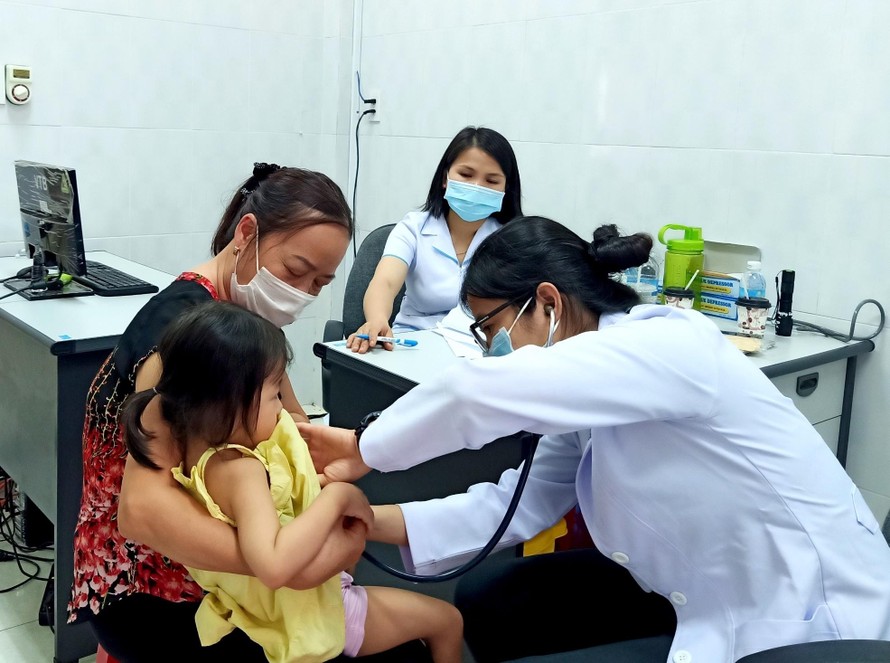 Y bác sỹ kiểm tra sức khoẻ cho các em nhỏ tại Gia Lai