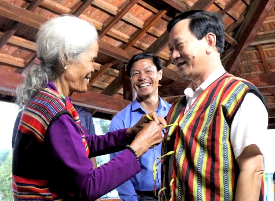 Già làng Y Pa (thôn Đăk Mế, xã Pờ Y, huyện Ngọc Hồi) tặng áo thổ cẩm do bà con dân tộc Brâu dệt.