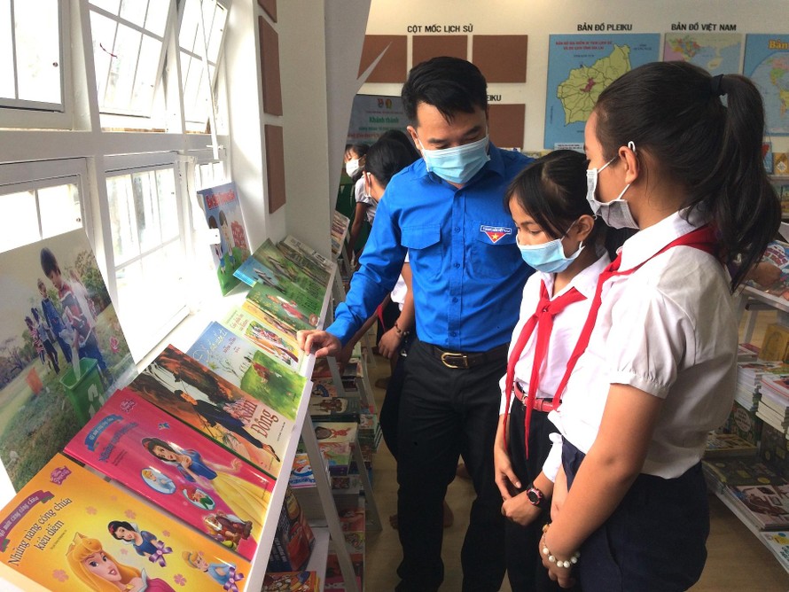 Anh Đỗ Duy Nam dặn dò các em học sinh giữ gìn sách cho các em lớp dưới