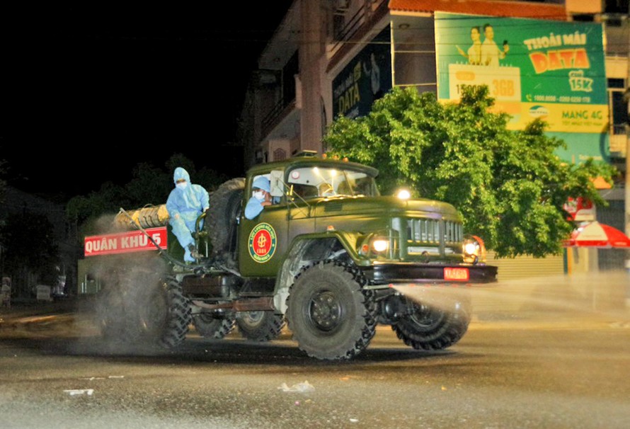 Trước đó, lực lượng bộ đội nhanh chóng vào cuộc phun khử khuẩn ở một số nơi có ca nhiễm tại Gia Lai