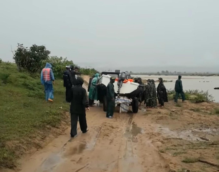 Lực lượng cứu hộ tìm kiếm em Kh. mất tích trên sông Ba, Gia Lai