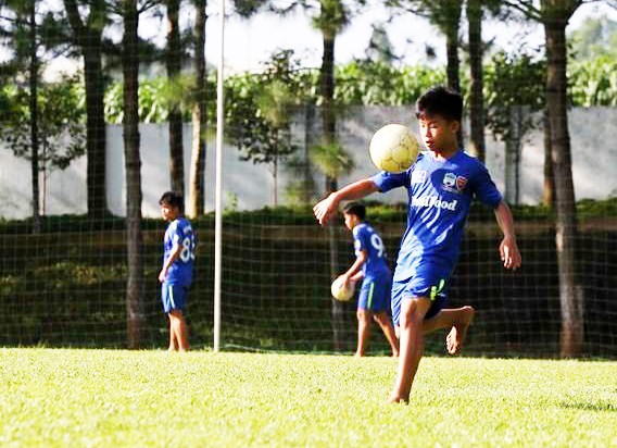 16 em nhỏ được đào tạo bài bản trong Trung tâm huấn luyện học viện bóng đá HA.GL-Arsenal JMG