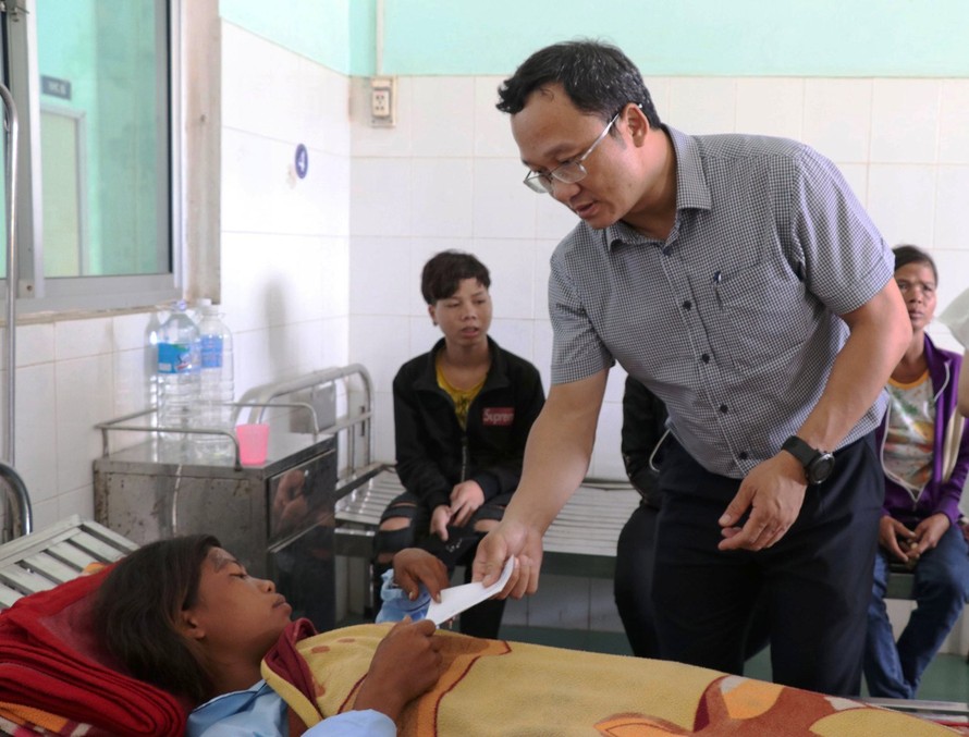 Ông Khuất Việt Hùng đến thăm hỏi, hỗ trợ cho những nạn nhân trong vụ tai nạn xảy ra trên địa bàn xã An Trung