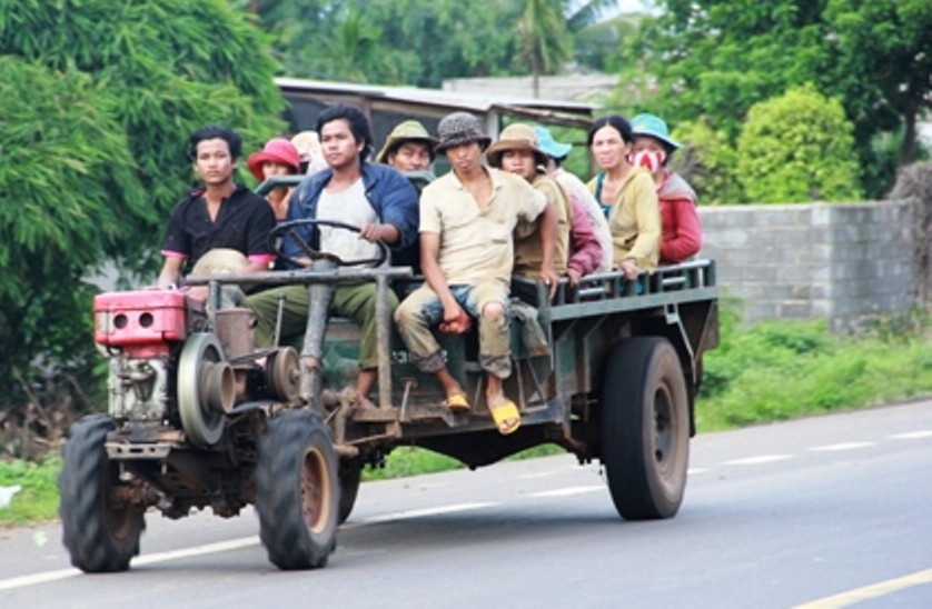 Người dân khu vực Tây Nguyên thường sử dụng xe công nông chở đông người lưu thông trên quốc lộ gây mất an toàn
