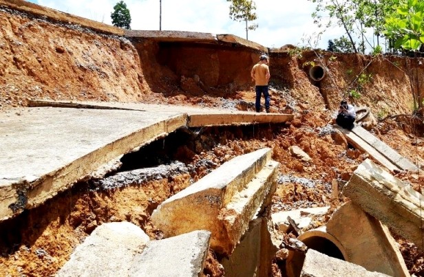 Ban Quản lý Khu kinh tế tỉnh Kon Tum xác định 3 tuyến đường hỏng nặng là do…mưa