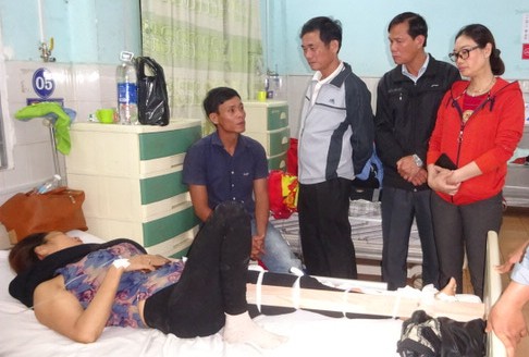 Ban ATGT tỉnh Gia Lai thăm các nạn nhân trong vụ tai nạn