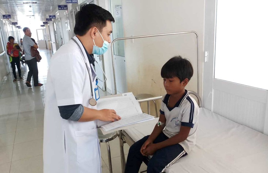 Em Đinh Đang được các bác sĩ bệnh viện Nhi tỉnh Gia Lai chăm sóc