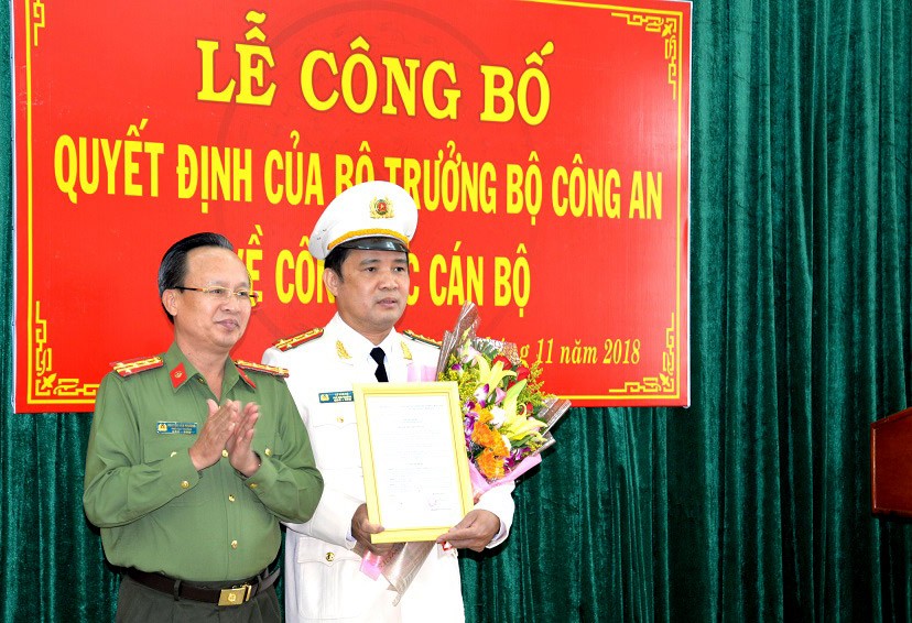 Đại tá Nguyễn Văn Phương trao quyết định của Bộ trưởng Bộ Công an cho Đại tá Lê Văn Hà