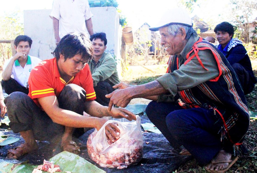 Già làng chia thịt lợn cho các hộ dân mang về ăn Tết