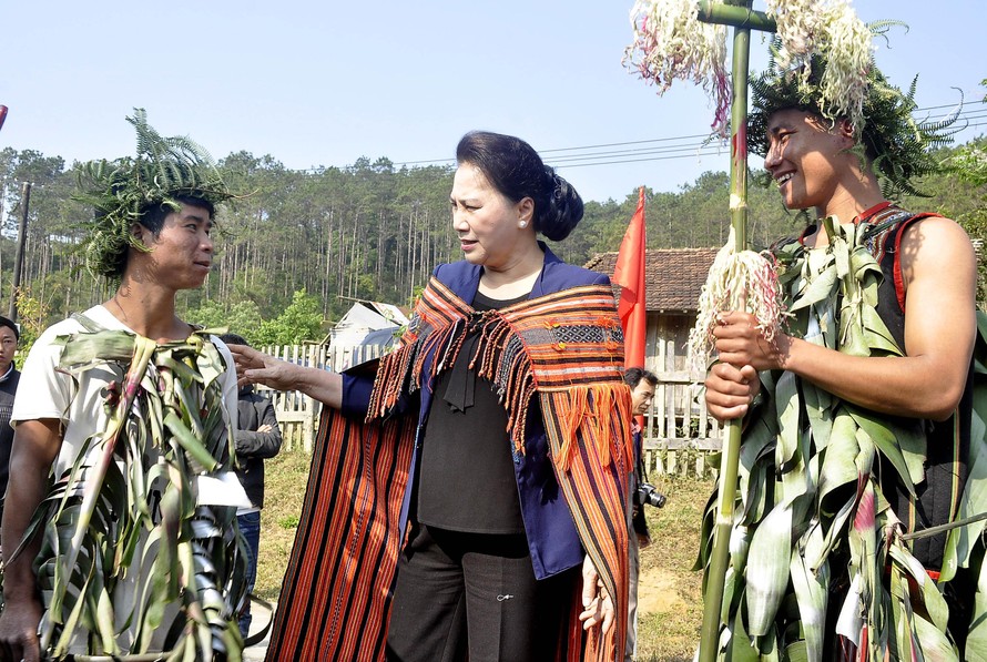 Người dân huyện Kon Plong chào đón Chủ tịch Quốc hội Nguyễn Thị Kim Ngân