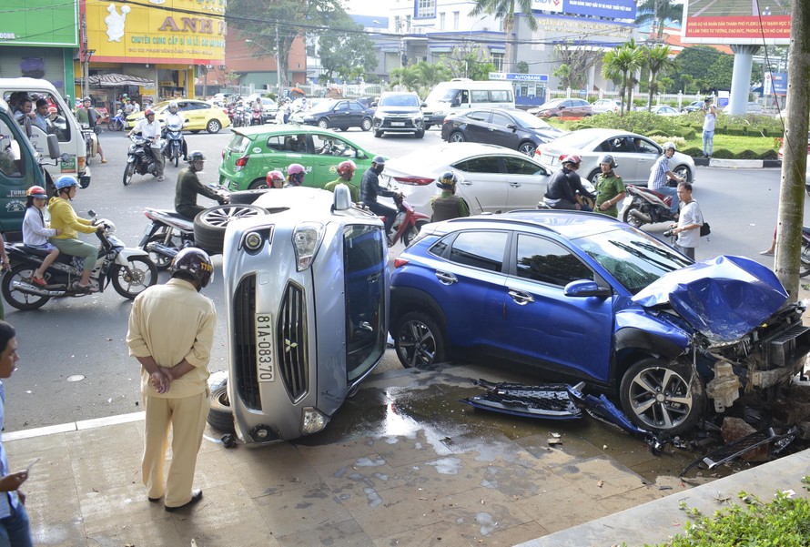 Xe ô tô gây tai nạn chỉ dừng lại khi tông vào cột điện