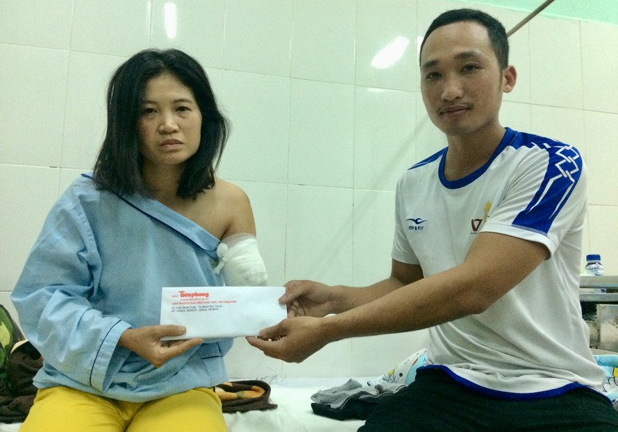 Phóng viên báo Tiền Phong trao 20 triệu đồng của một bạn đọc ở Kon Tum gửi tặng cô giáo Tiền