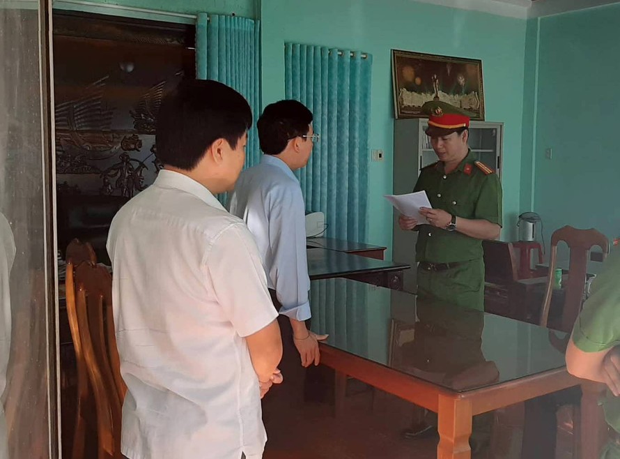 Công an đọc lệnh bắt ông Nguyễn Hồng Lam (đeo kính).