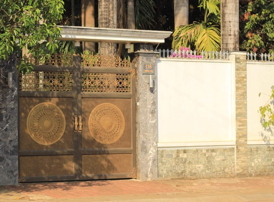 Cánh cổng biệt thự của ông Sang được đúc bằng đồng với 2 mặt trống đồng được trạm khắc nổi.