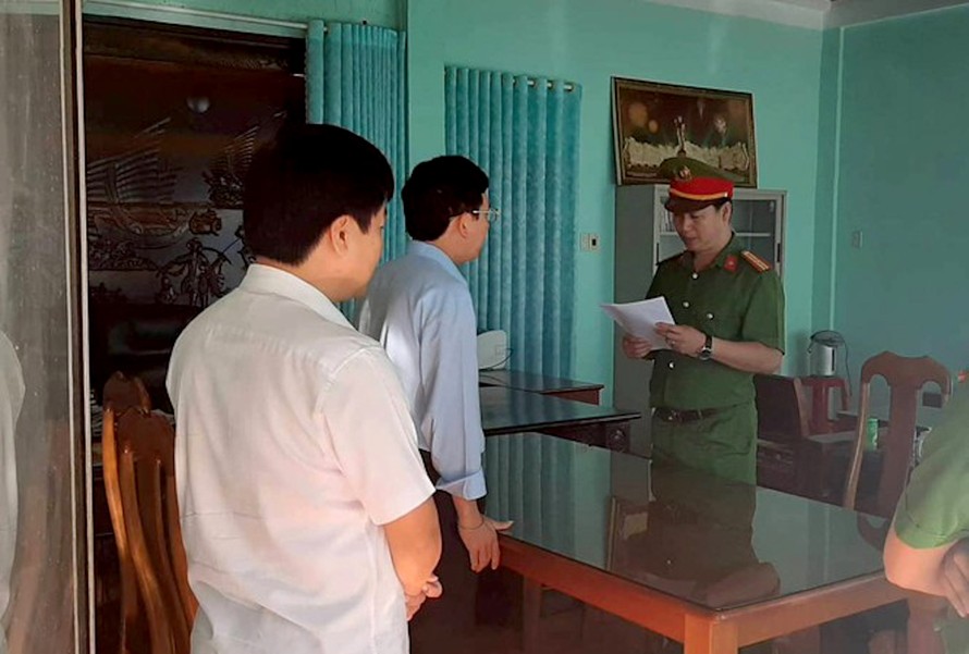 Công an đọc lệnh bắt tạm giam ông Nguyễn Hồng Lam (đeo kính)