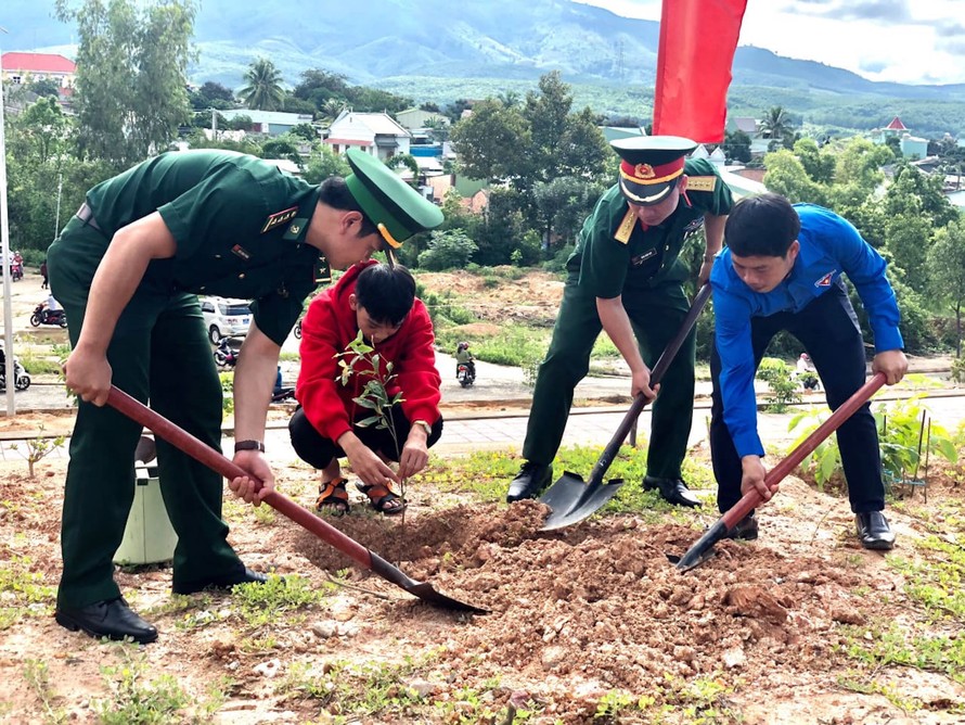 Thanh niên Kon Tum trồng cây xạnh tại huyện Sa Thầy