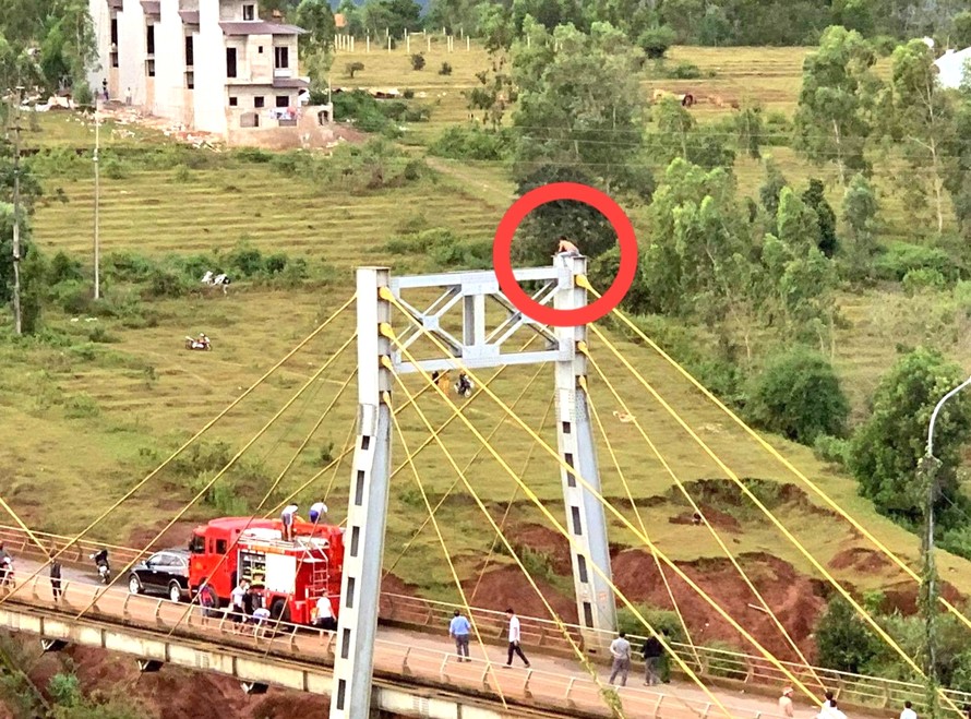 Anh K. (khoanh đỏ) trèo lên đỉnh trụ cầu Phan Đình Phùng với ý định tự tử