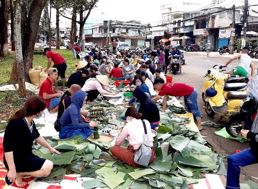 Người dân tập trung ở Công viên Nguyễn Viết Xuân, phường Hội Phú, TP Pleiku gói bánh tét