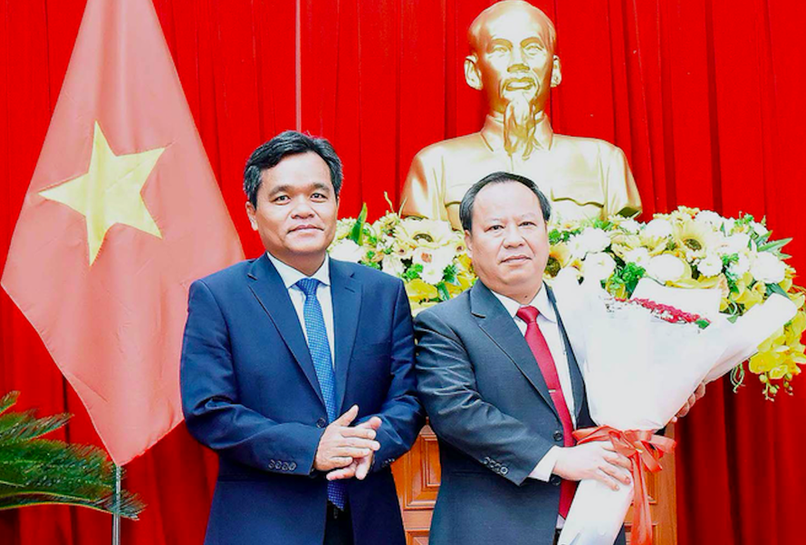 Ông Châu Ngọc Tuấn (bên phải) là Chủ tịch HĐND tỉnh Gia Lai. Ảnh: Đức Thuỵ