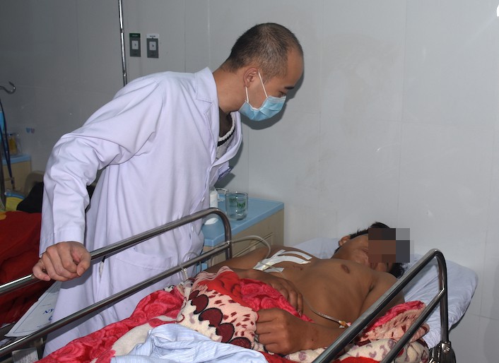 Bệnh nhân được các y bác sĩ Bệnh viện đa khoa tỉnh Kon Tum thăm khám