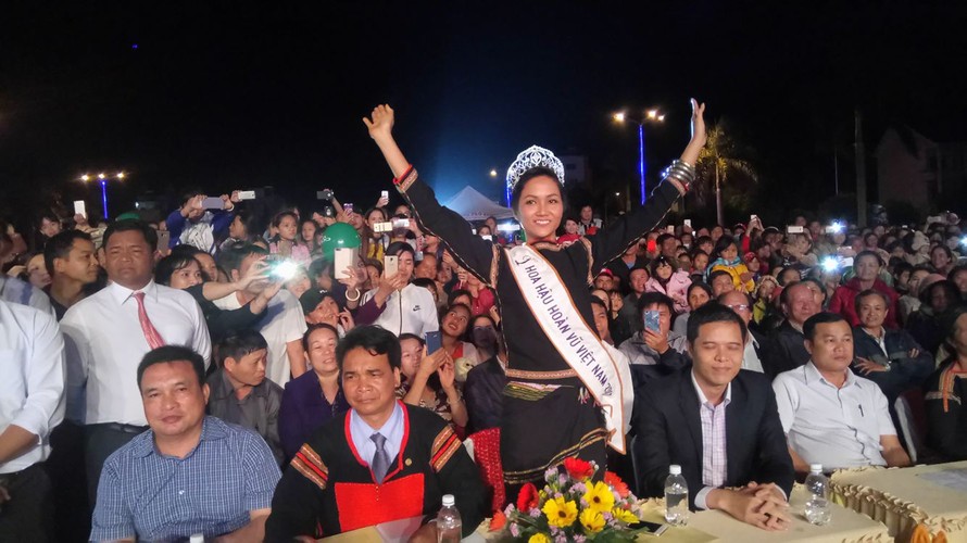 Hoa hậu H’Hen vẫy chào người dân quê nhà. 