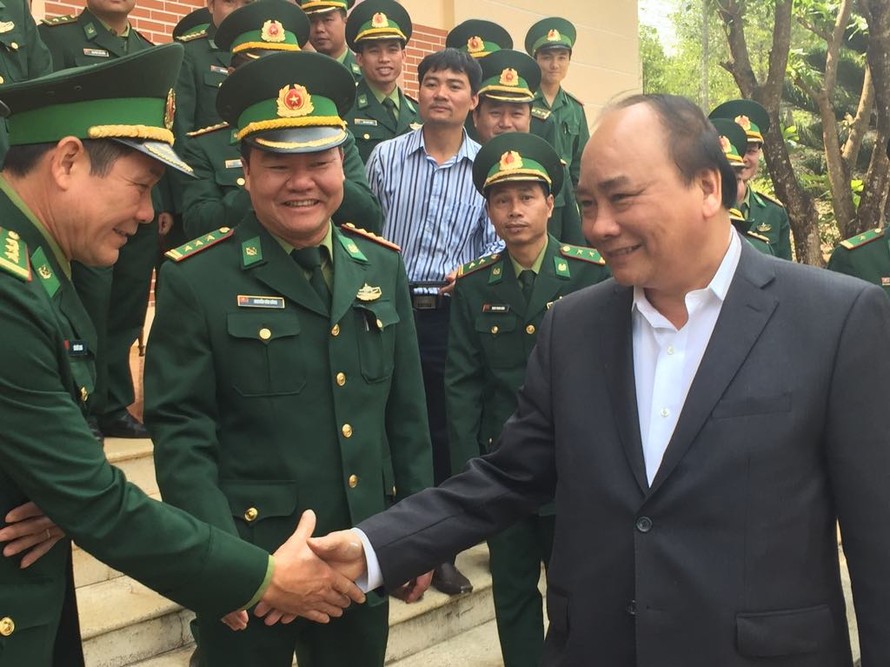 Thủ tướng thăm hỏi cán bộ, chiến sĩ biên phòng Đắk Nông. 