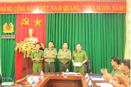 Đại tá Lê Văn Tuyến (thứ 3, từ trái qua) trao thưởng nóng cho ban chuyên án Công an thị xã Gia Nghĩa.