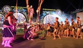 Nghệ nhân trình diễn cồng chiêng Tây Nguyên trong đêm khai mạc Festival
