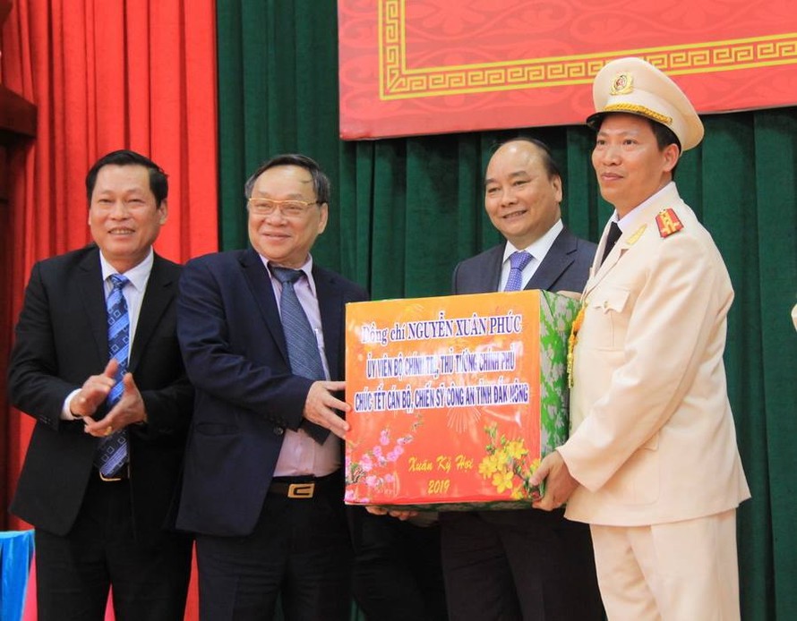 Thủ tướng Nguyễn Xuân Phúc tặng quà tết cho lãnh đạo, chiến sĩ Công an tỉnh Đắk Nông