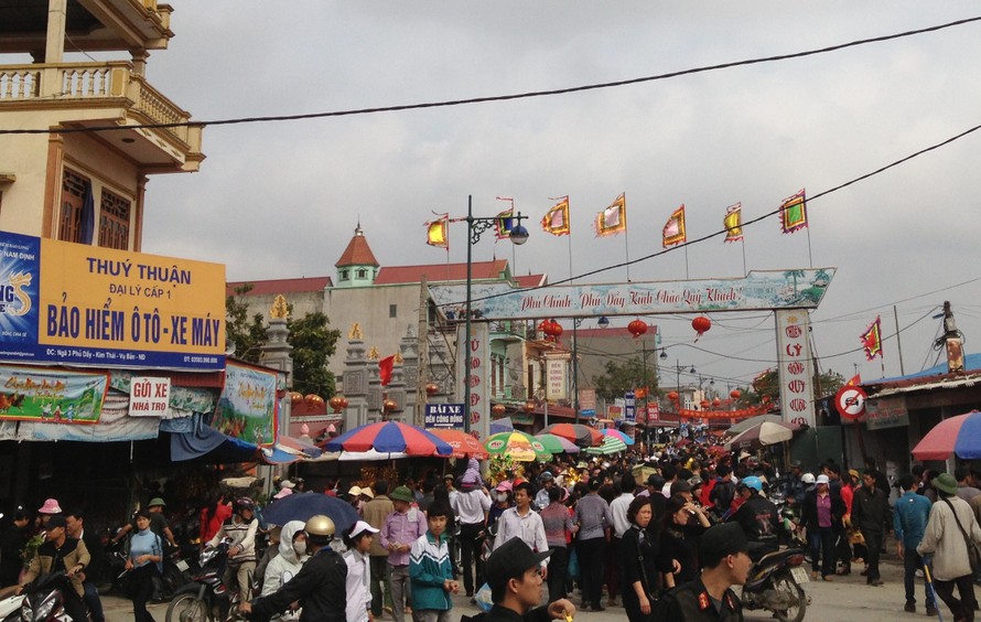 Du khách ken đặc dự chợ Viềng – Nam Định ngày 6/2/2014. Ảnh: Tuấn Nguyễn.