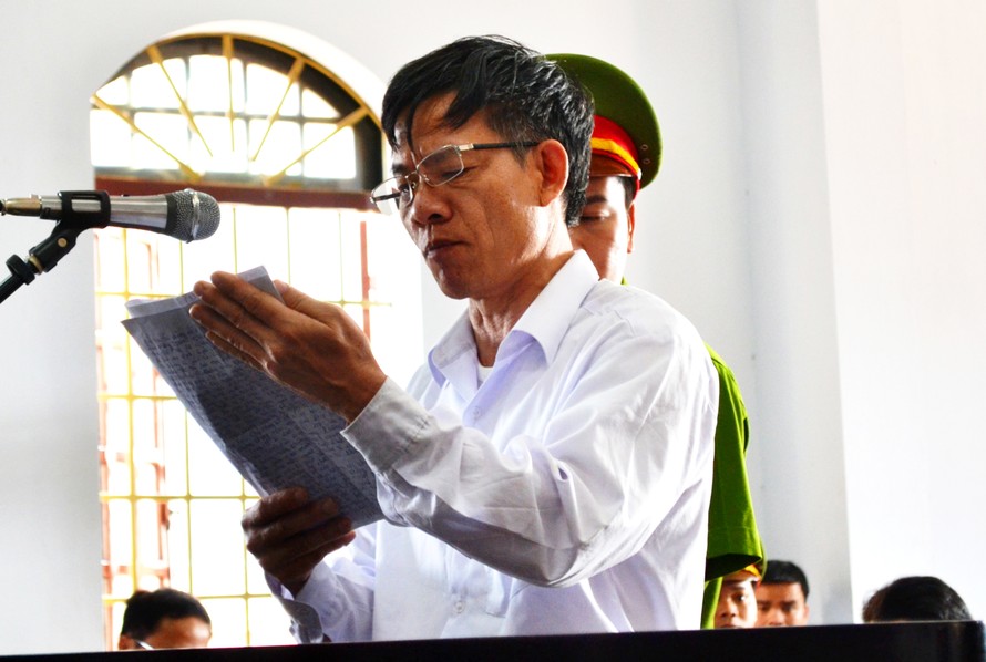 Bị cáo Vũ Việt Hùng đọc đơn kêu oan trước tòa 
