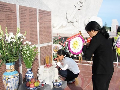 Chị Trang và chị Trang Thu, em dâu anh Tuấn thắp hương ở Tượng đài Cam Ranh