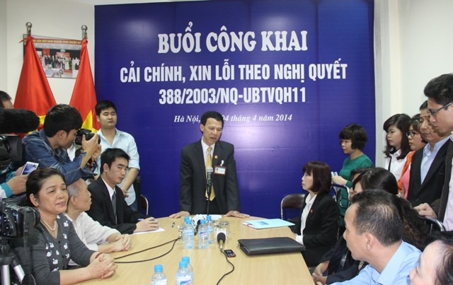 Ông Đào Vĩnh Tường, Chánh tòa Hình sự, TAND TP Hà Nội đại diện cho cơ quan đã xét xử sai, đọc lời xin lỗi ông Bình