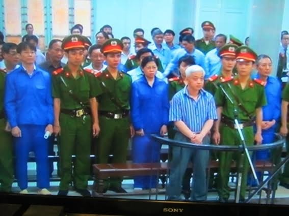 Nguyễn Đức Kiên và đồng phạm tại phiên tòa ngày 16/4.