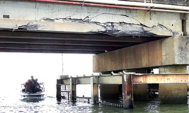 Phần dầm cầu Hoá An cũ bị đầu kéo và sà lan LA-0660 đụng bể bê tông, lòi cốt sắt. Ảnh: Đồng Nai online.