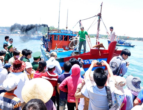 Tàu cá chở hai ngư dân trọng thương do bị phía Trung Quốc vô cớ đánh đập từ Hoàng Sa vừa trở về trưa 18/5. Ảnh: Trí Tín.